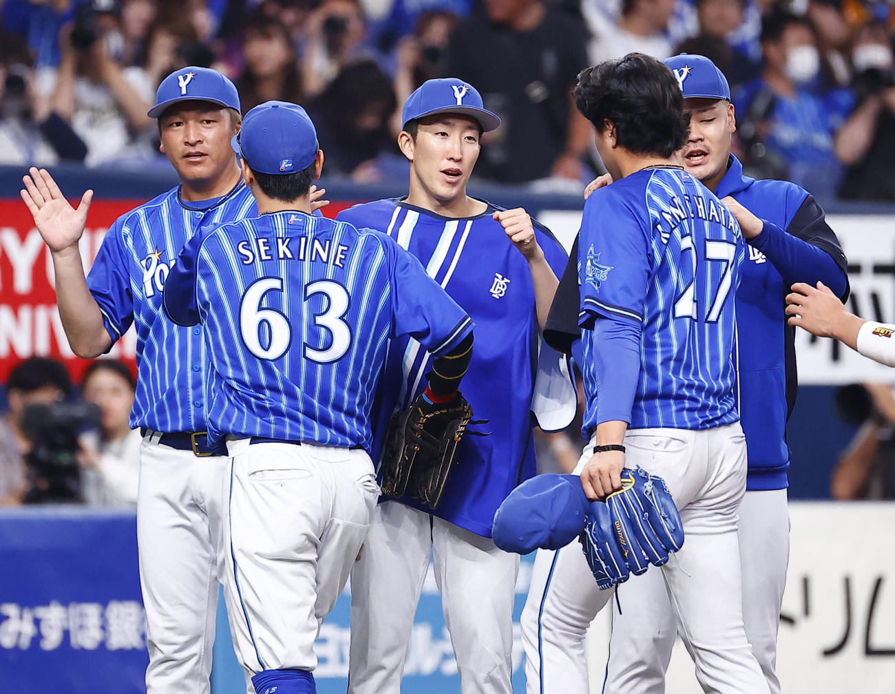 オリックス対DeNA　勝利を飾り喜ぶナインとタッチを交わすDeNA大貫（中央）（撮影・藤尾明華）