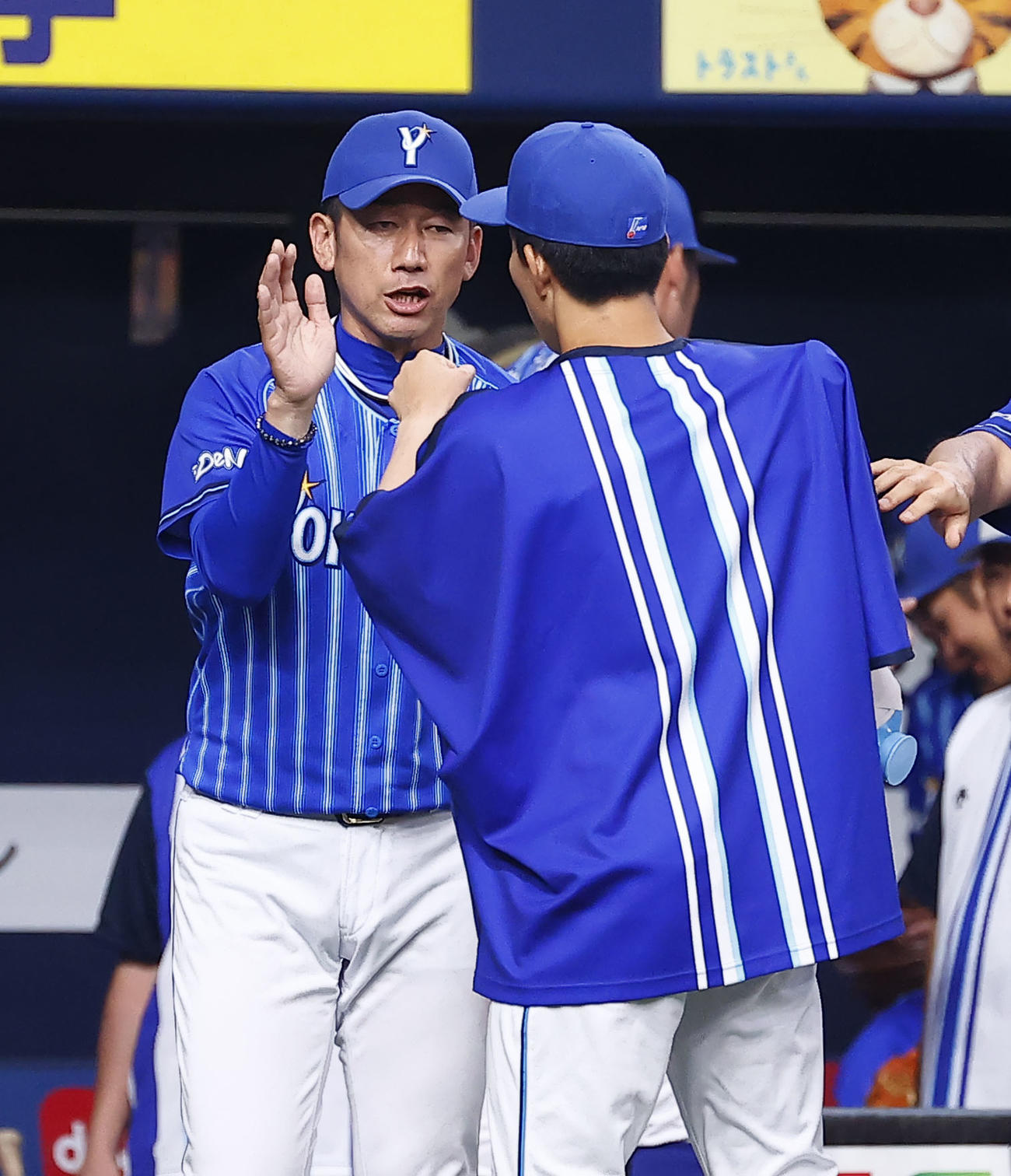 オリックス対DeNA　オリックスに勝利し、大貫とタッチを交わすDeNA三浦監督（左）（撮影・藤尾明華）
