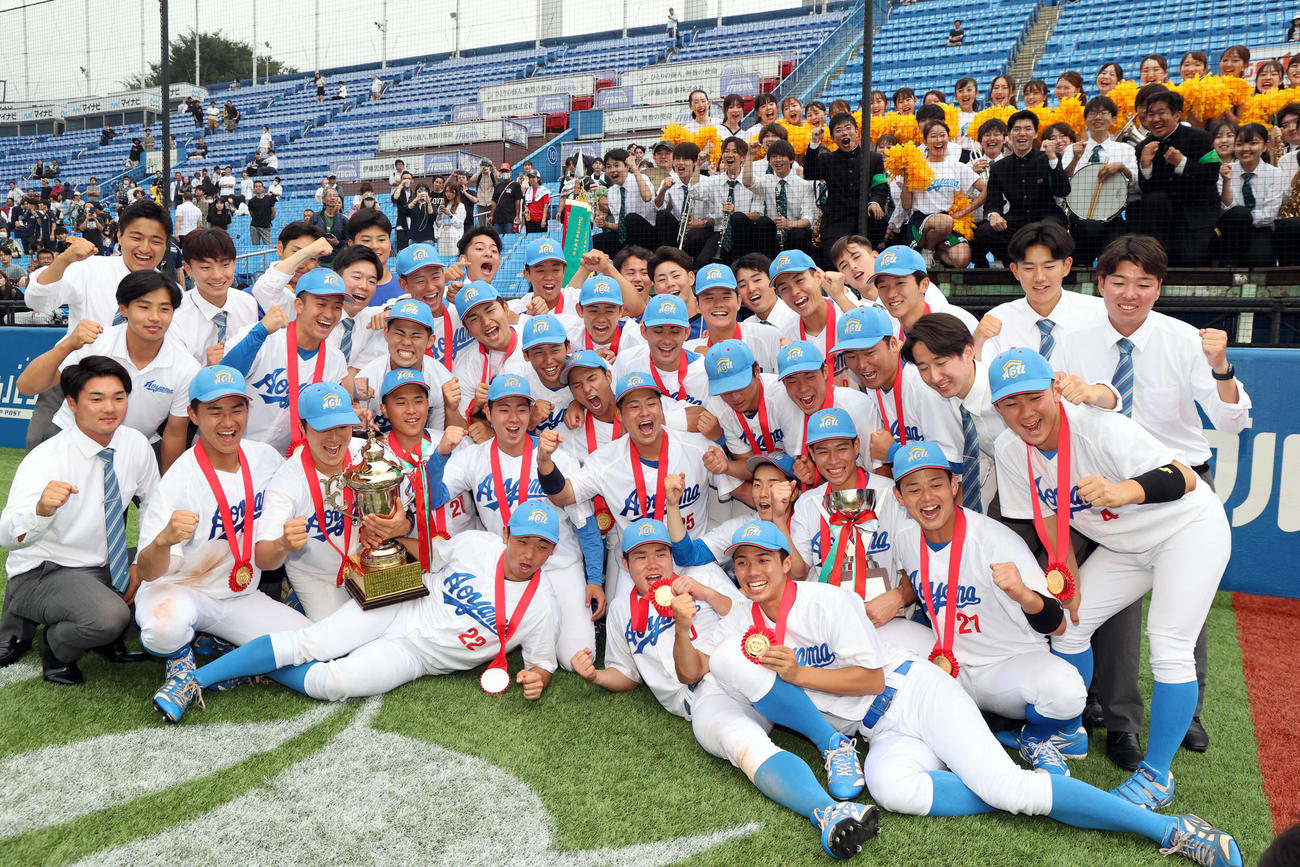 優勝を決め、雄たけびを上げて記念撮影する青学大の選手たち（撮影・浅見桂子）