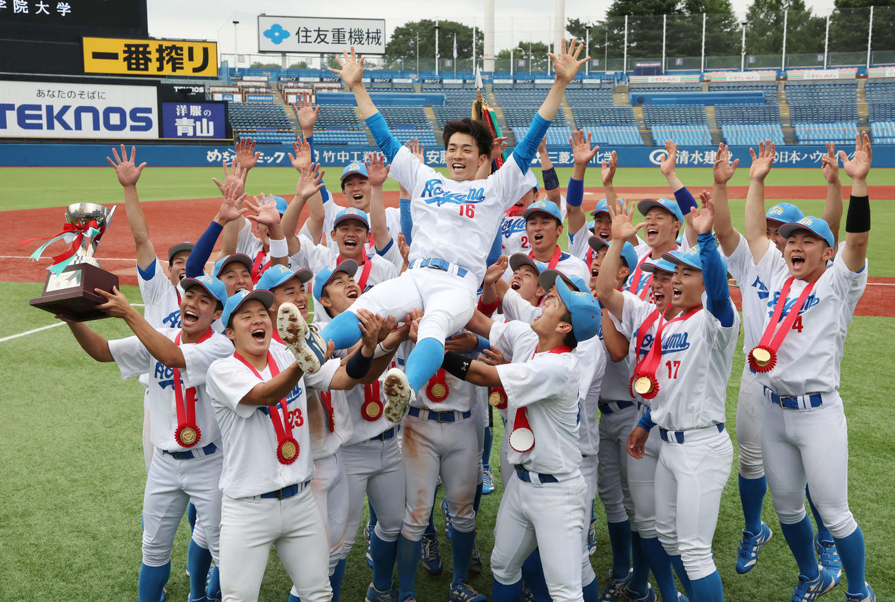青学大対明大　優勝を決め、チームメートに胴上げされる青学大・常広（中央）（撮影・宮地輝）