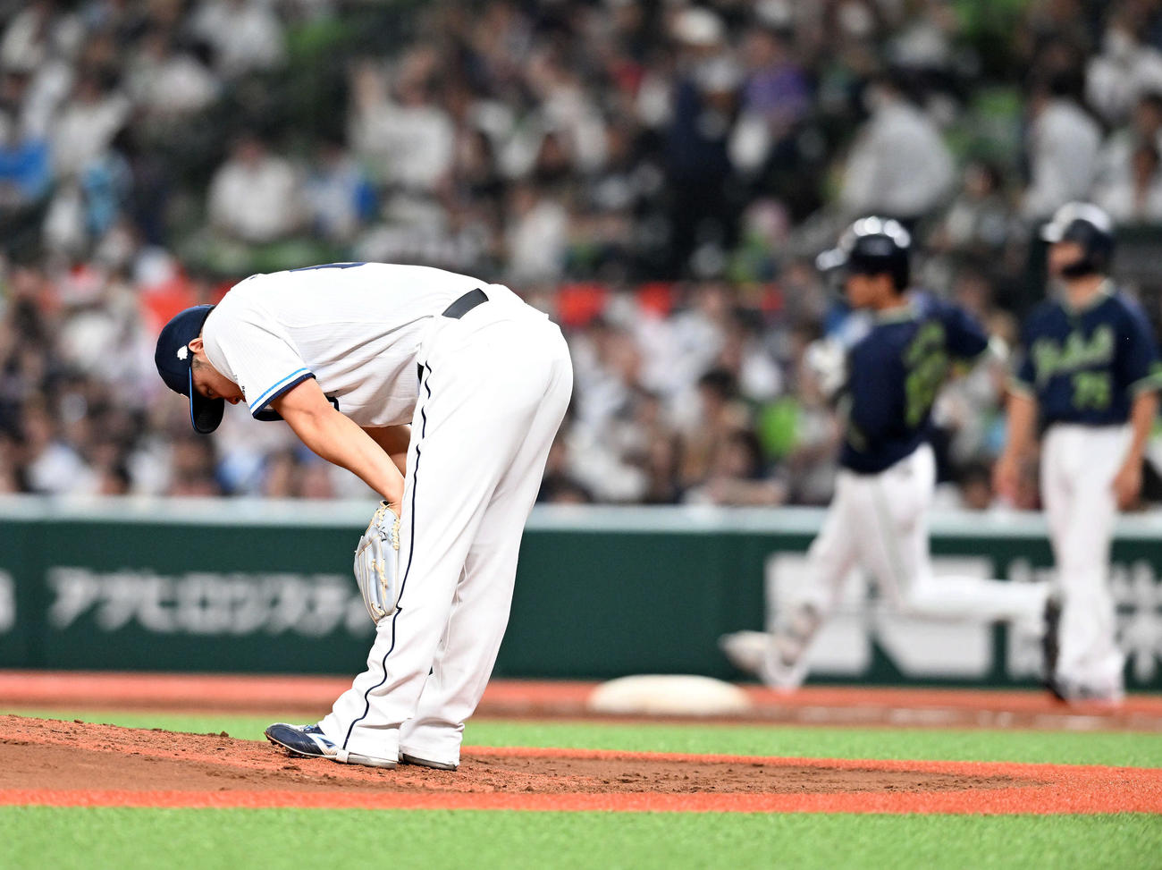 西武対ヤクルト　3回表ヤクルト無死、長岡に安打を許しがっくりする平良（撮影・たえ見朱実）