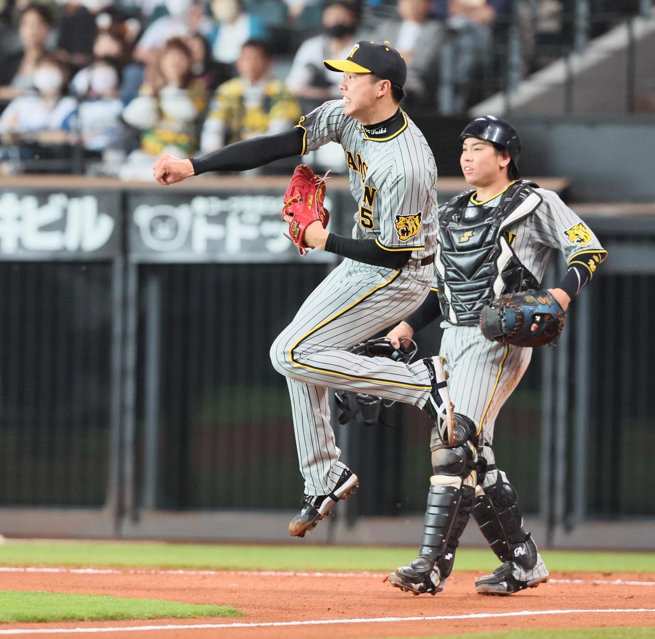 日本ハム対阪神　3回裏日本ハム無死一、二塁、才木は郡のバント飛球を好捕し二塁へジャンピングスローを見せる（撮影・加藤哉）