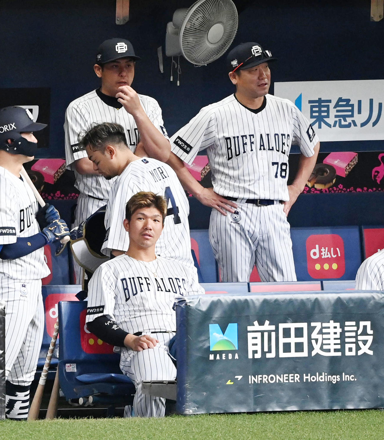 オリックス対DeNA DeNAに敗れがっくりするオリックス中嶋監督（右）（撮影・前岡正明）