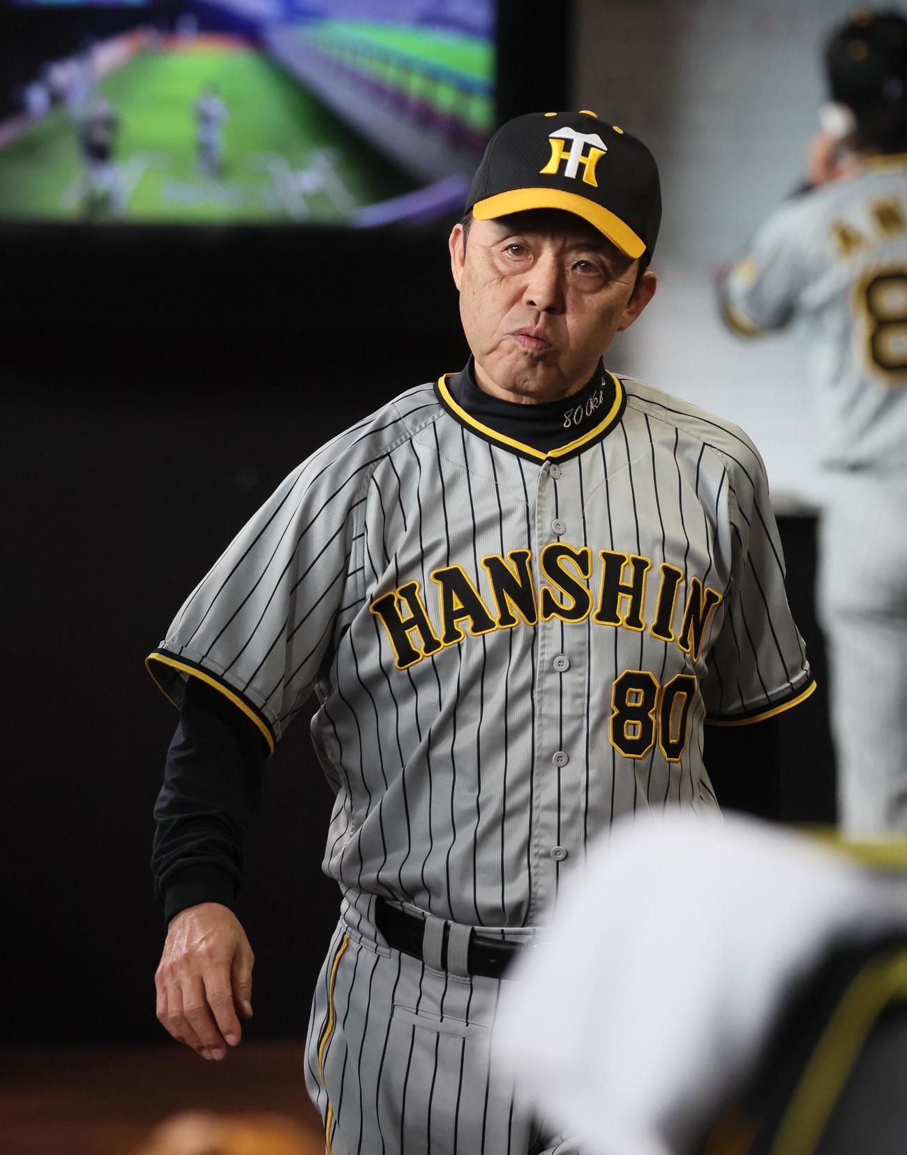 日本ハム対阪神　8回表を終えベンチの中を移動する岡田監督（撮影・加藤哉）