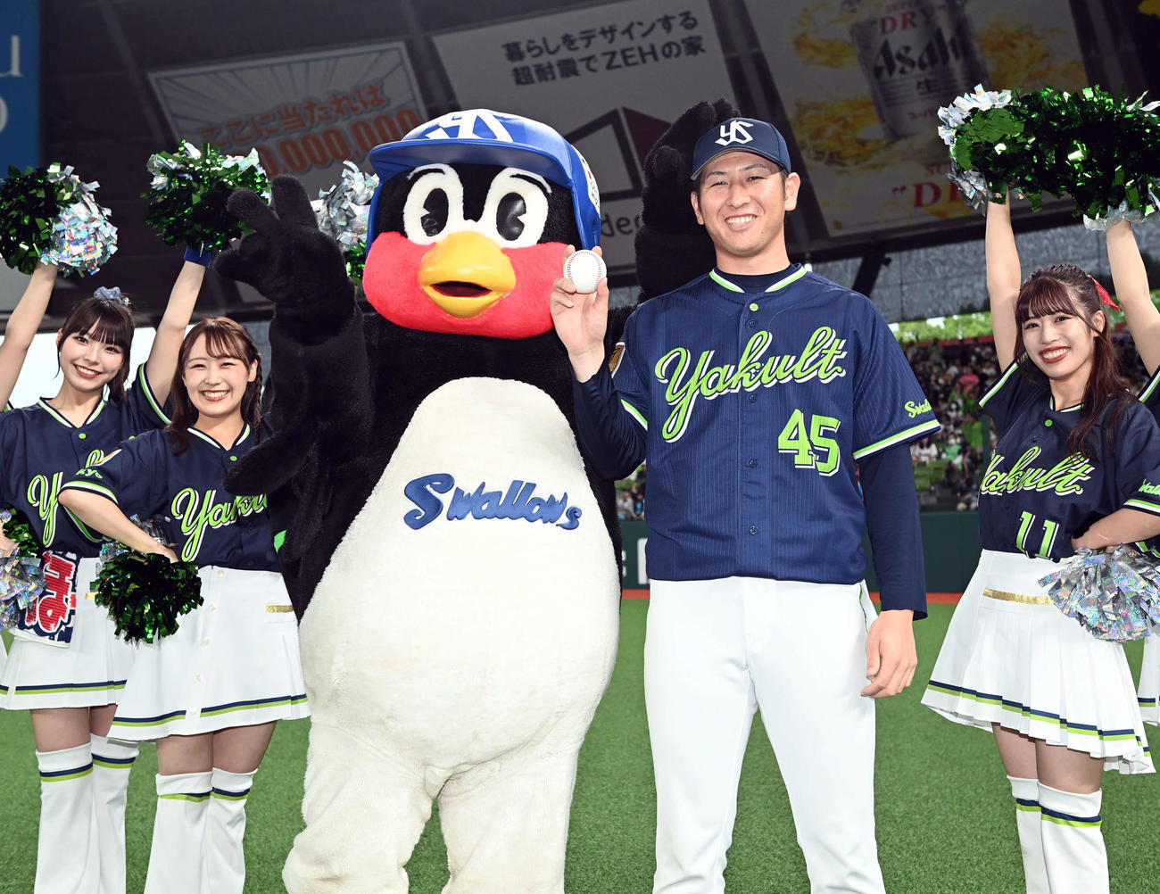 西武対ヤクルト　今季2勝目を挙げ笑顔を見せるヤクルト小沢（撮影・たえ見朱実）