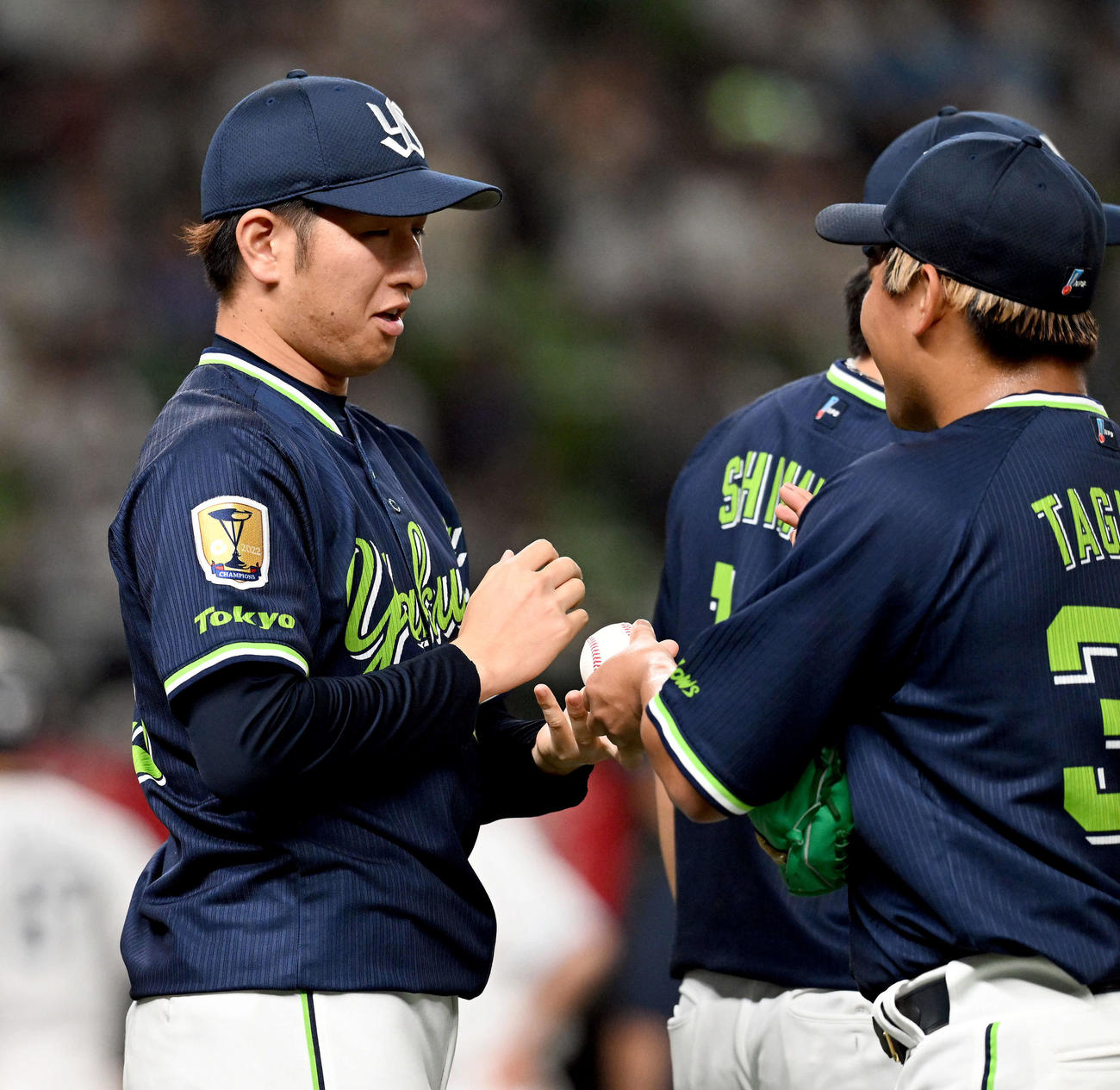 西武対ヤクルト　田口（右）からウイニングボールを贈られるヤクルト小沢（撮影・たえ見朱実）