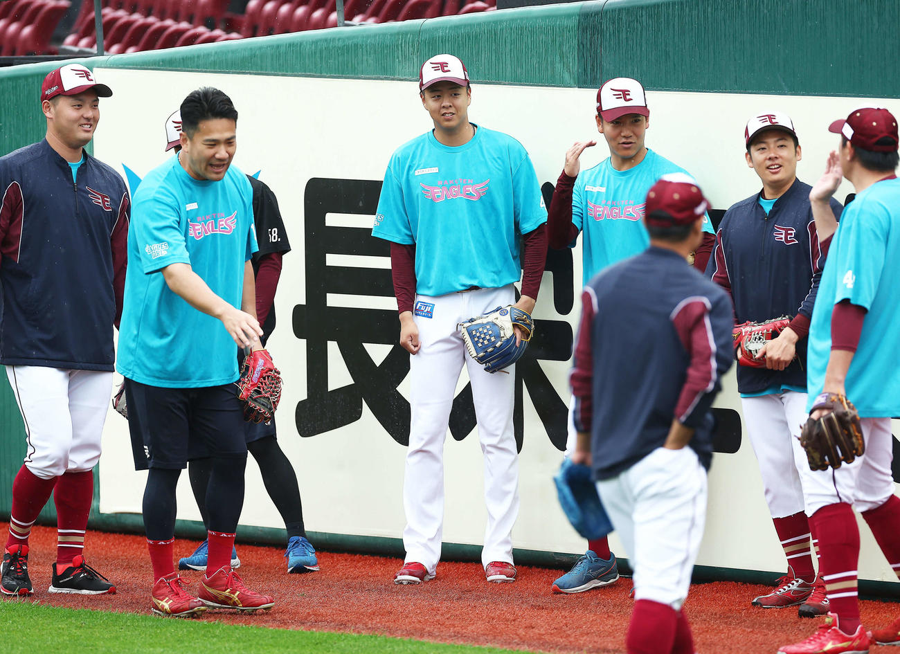 練習に臨む楽天松井友（中央）（撮影・河田真司）