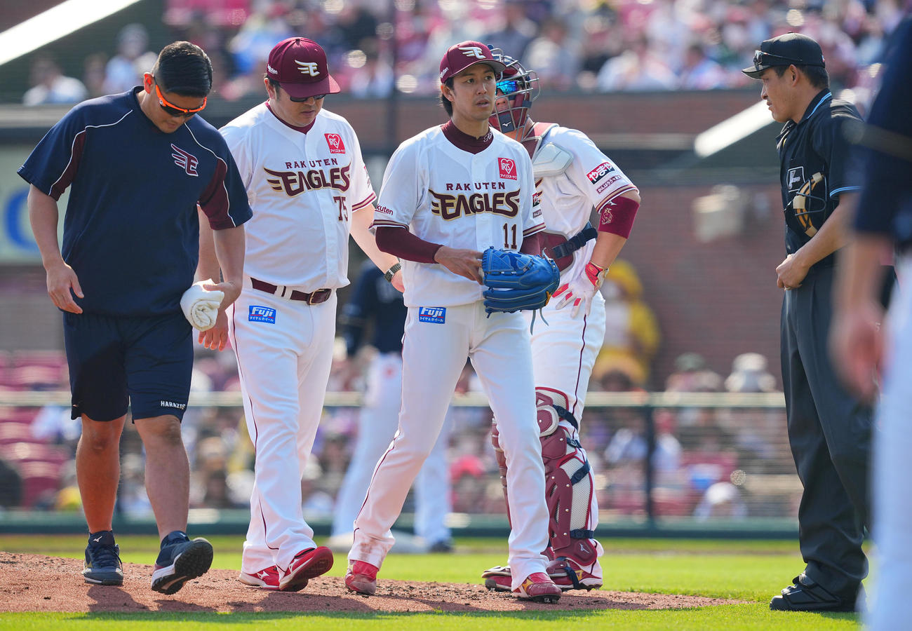 5月10日オリックス戦の3回、治療でベンチに戻る岸孝之（中央）