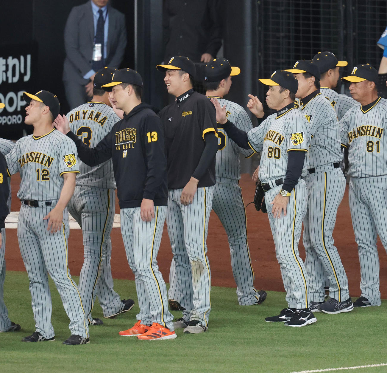日本ハム対阪神　日本ハムに勝利し笑顔でナインを出迎える阪神才木（中央）と岡田監督（撮影・佐藤翔太）