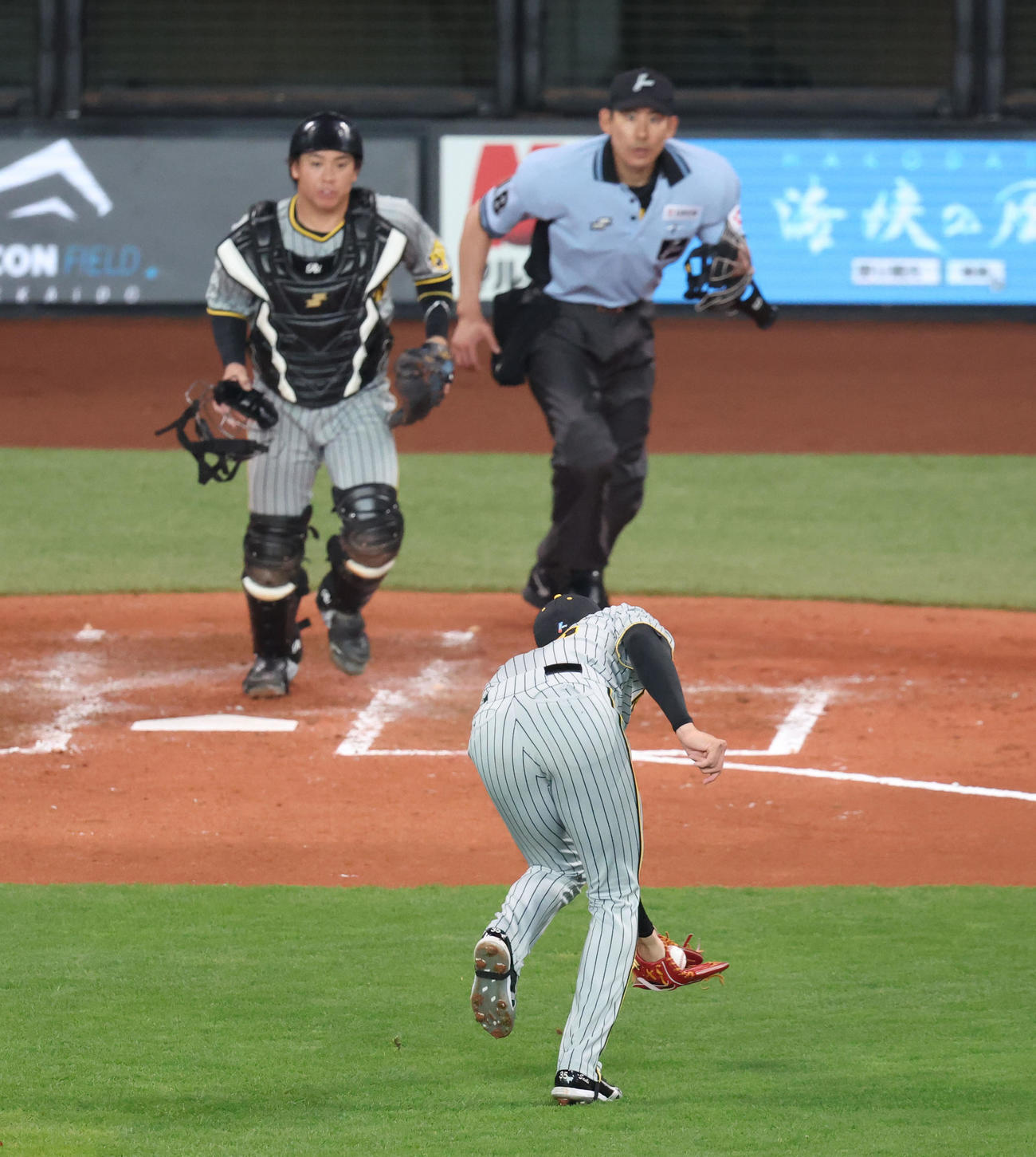 日本ハム対阪神　3回裏日本ハム無死一、二塁、郡の打球を好捕する才木（撮影・佐藤翔太）