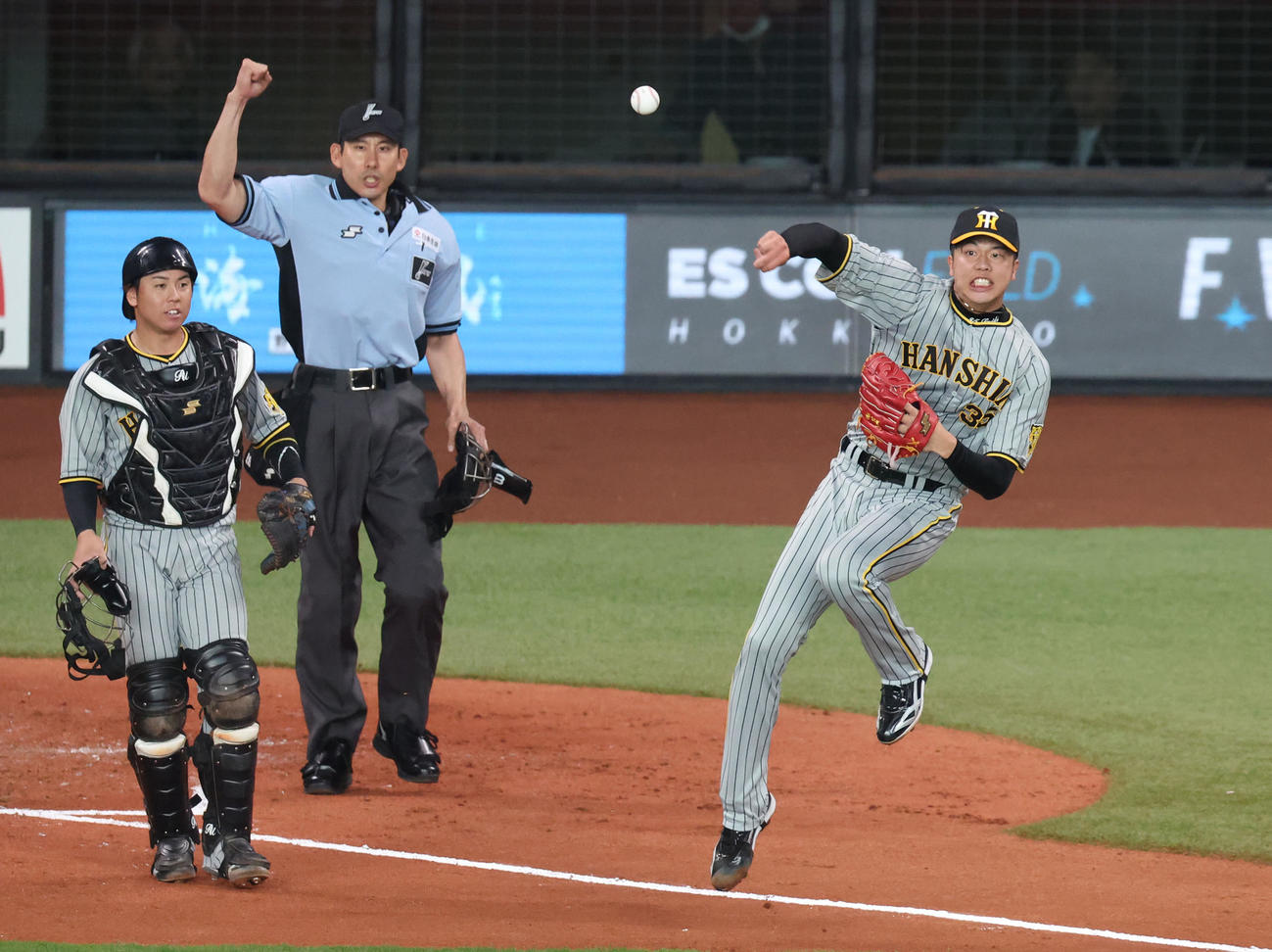 日本ハム対阪神　3回裏日本ハム無死一、二塁、郡の打球を好捕し二塁に送球する才木浩人（撮影・佐藤翔太）
