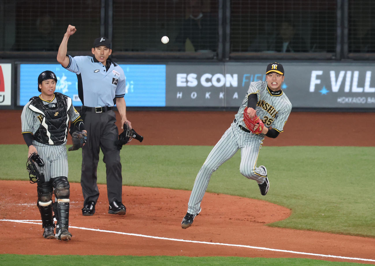 日本ハム対阪神　3回裏日本ハム無死一、二塁、郡の打球を好捕し二塁に送球する才木浩人（撮影・佐藤翔太）
