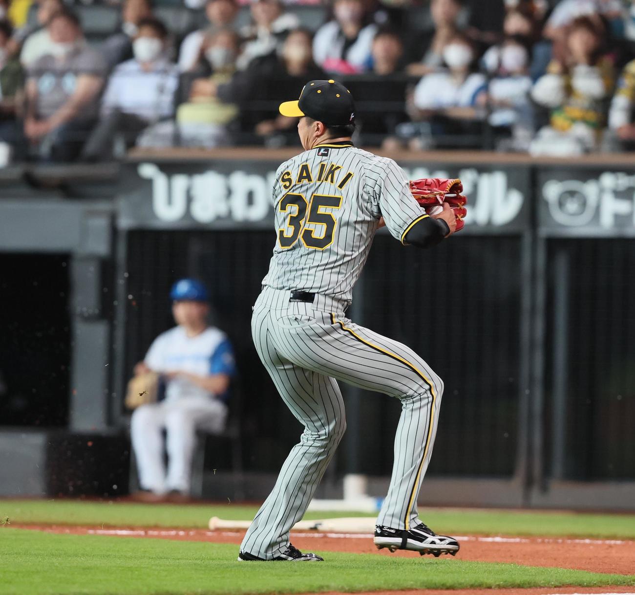 日本ハム対阪神　3回裏日本ハム無死一、二塁、才木は郡のバント飛球を好捕し二塁へジャンピングスローを見せる（撮影・加藤哉）