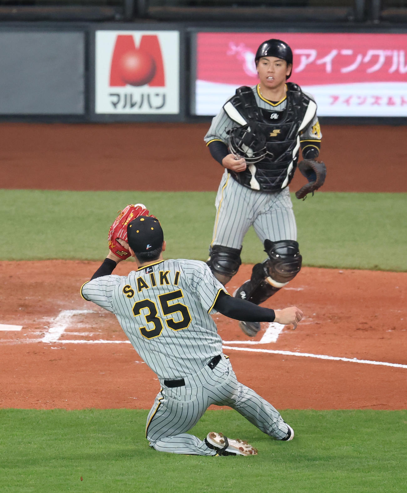 日本ハム対阪神　6回裏日本ハム無死一塁、細川の打球を好捕する才木（撮影・佐藤翔太）