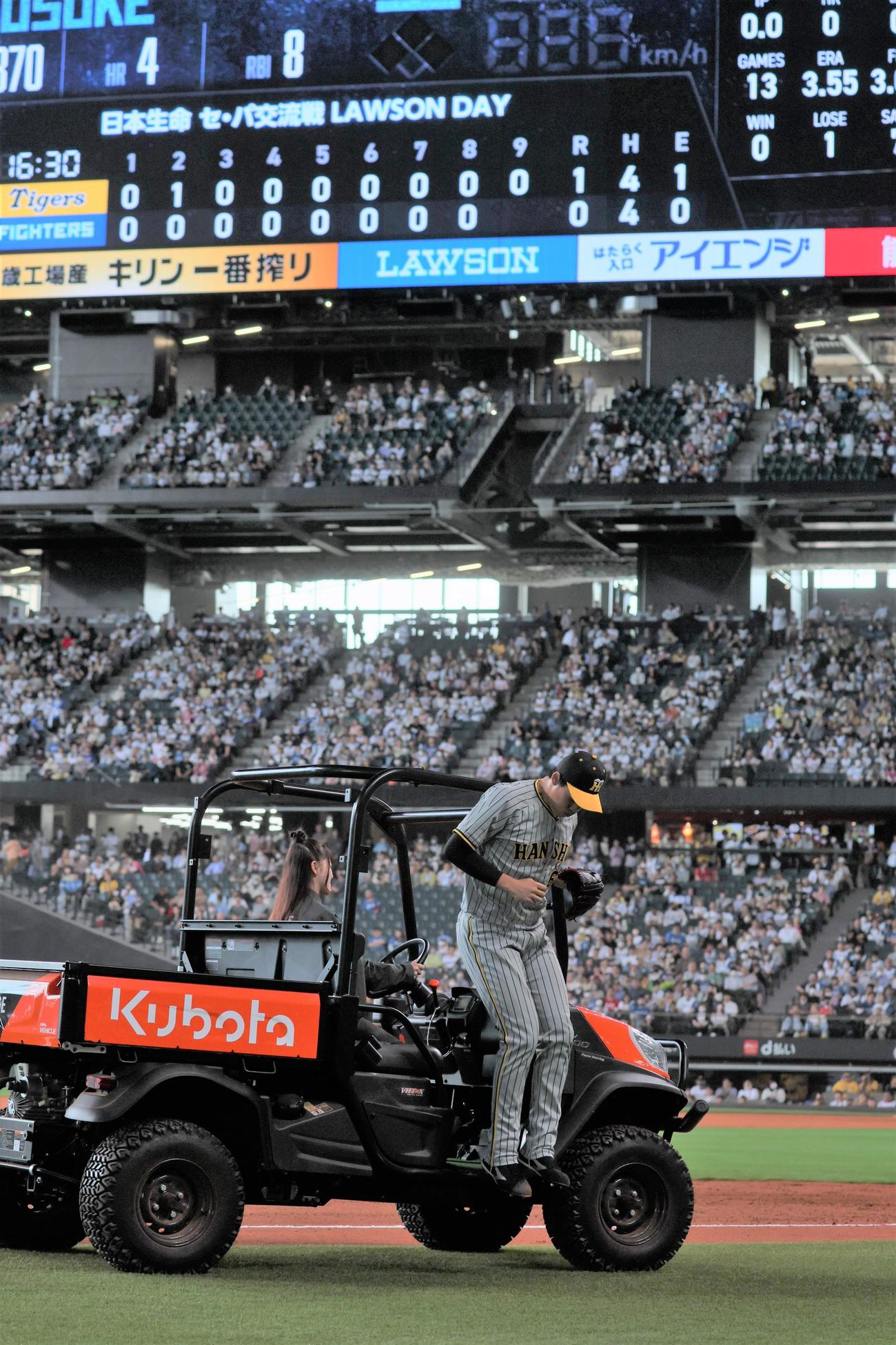 日本ハム対阪神　9回裏のマウンドに向かう湯浅（撮影・加藤哉）