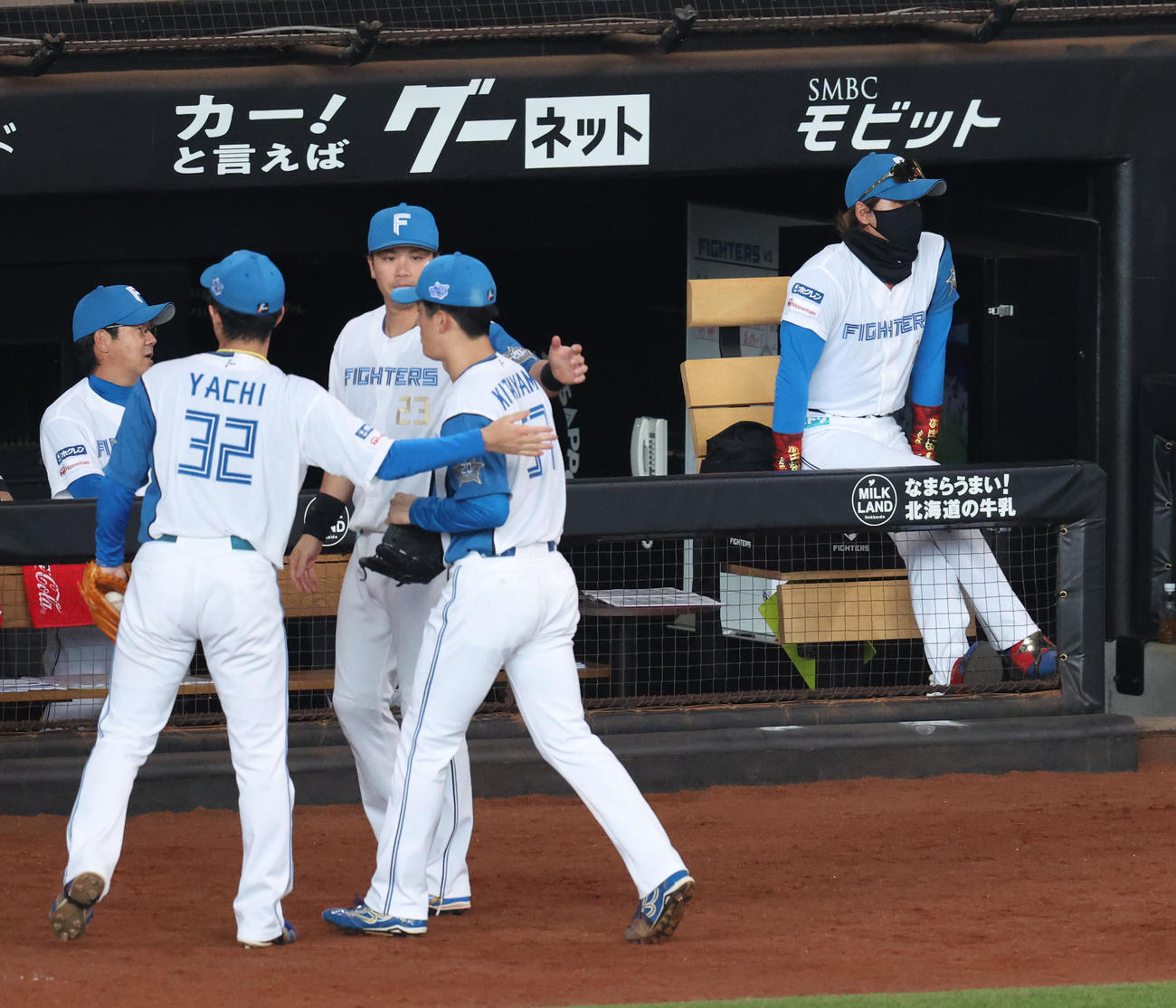 日本ハム対阪神　5回表途中で北山（左手前）を降板させる新庄監督（撮影・佐藤翔太）