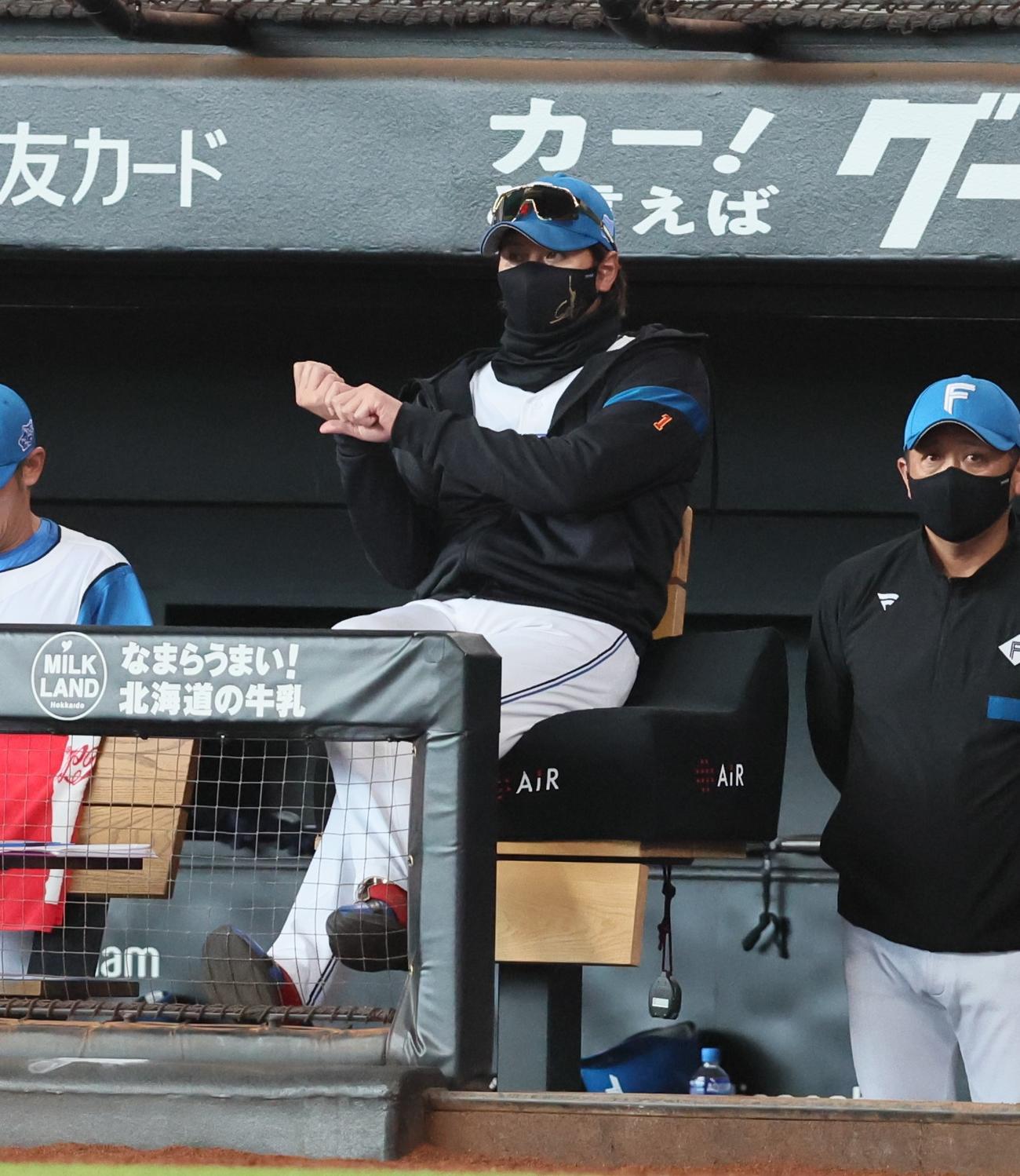 日本ハム対阪神　8回裏、ベンチで打撃の格好を見せる新庄監督（撮影・加藤哉）