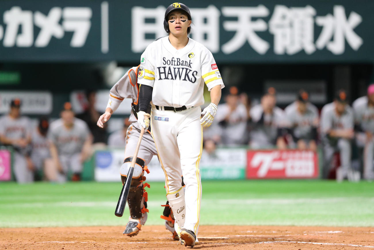 ソフトバンク対巨人　9回裏ソフトバンク2死一塁、柳田は空振りの三振に終わる（撮影・梅根麻紀）