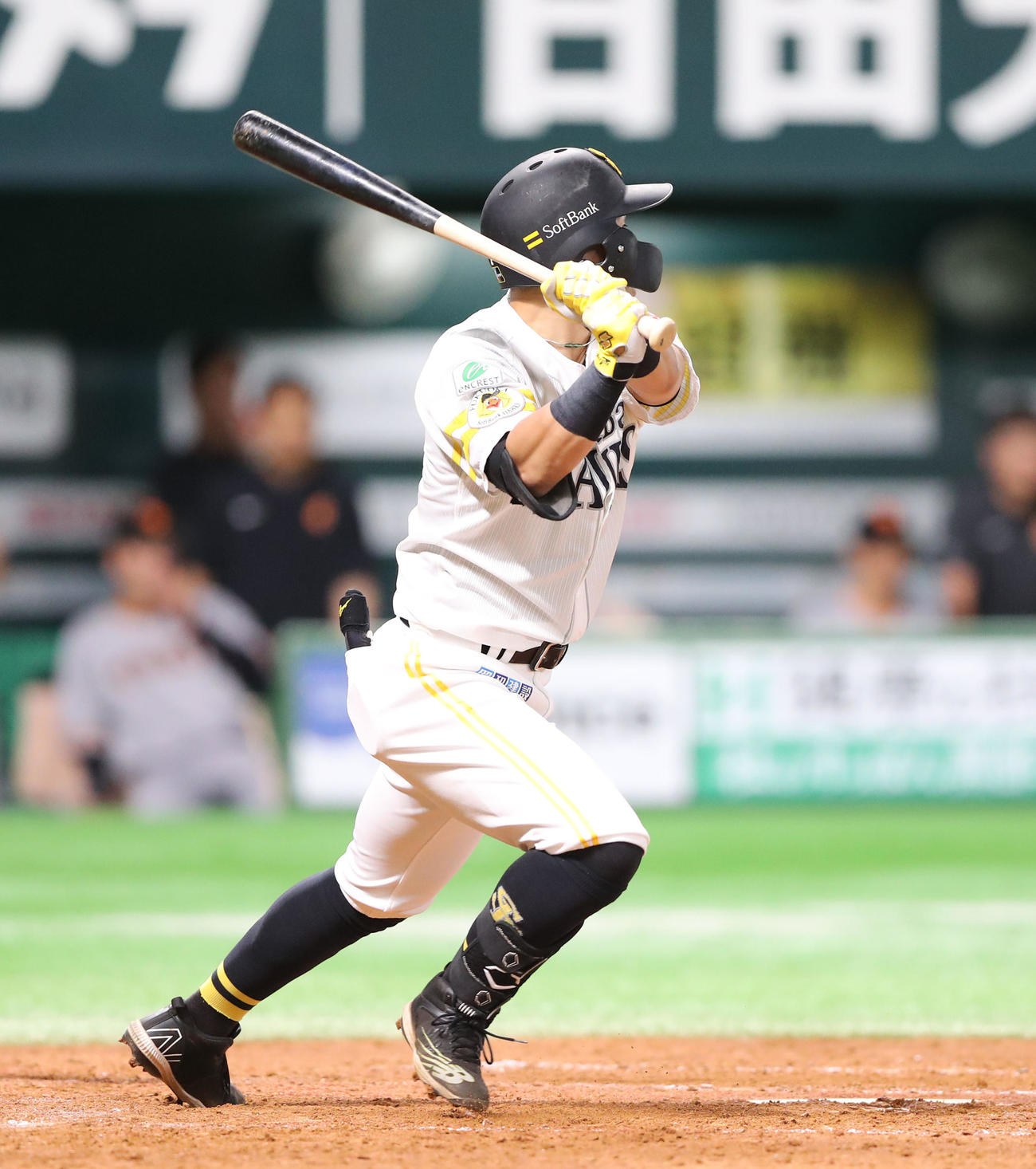 ソフトバンク対巨人　4回裏ソフトバンク2死二、三塁、中村晃は左越えに先制2点適時打を放つ（撮影・梅根麻紀）