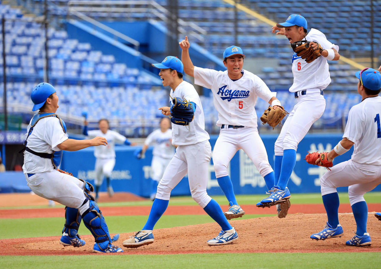 大学選手権優勝を決め喜ぶ常広（左から2人目）ら青学大の選手たち（撮影・浅見桂子）