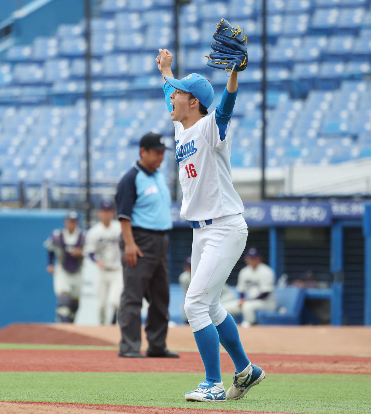 青学大対明大　優勝を決め、ガッツポーズする青学大・常広（撮影・宮地輝）
