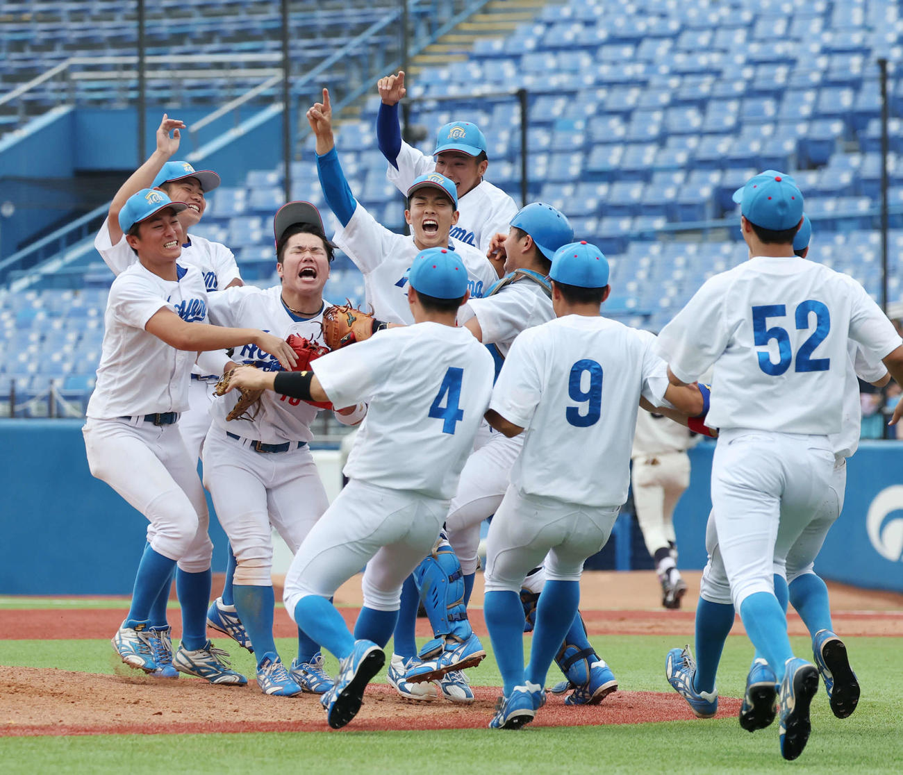大学選手権優勝を決め、歓喜に沸く青学大・常広ら選手たち（撮影・宮地輝）
