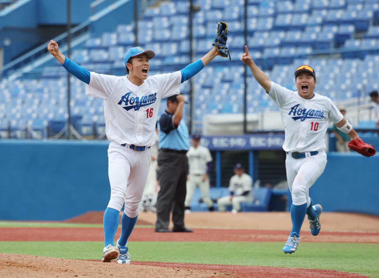 青学大対明大　優勝を決め、ガッツポーズする青学大・常広（左）（撮影・宮地輝）