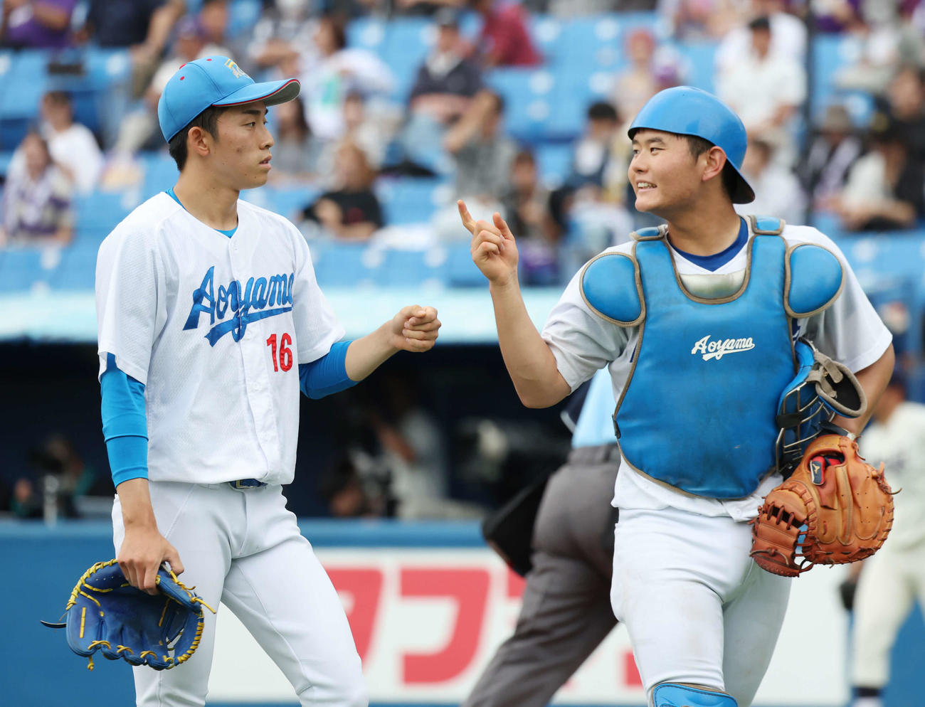青学大対明大　4回表を無失点に抑え、話し合う青学大・常広（左）と渡部（撮影・宮地輝）