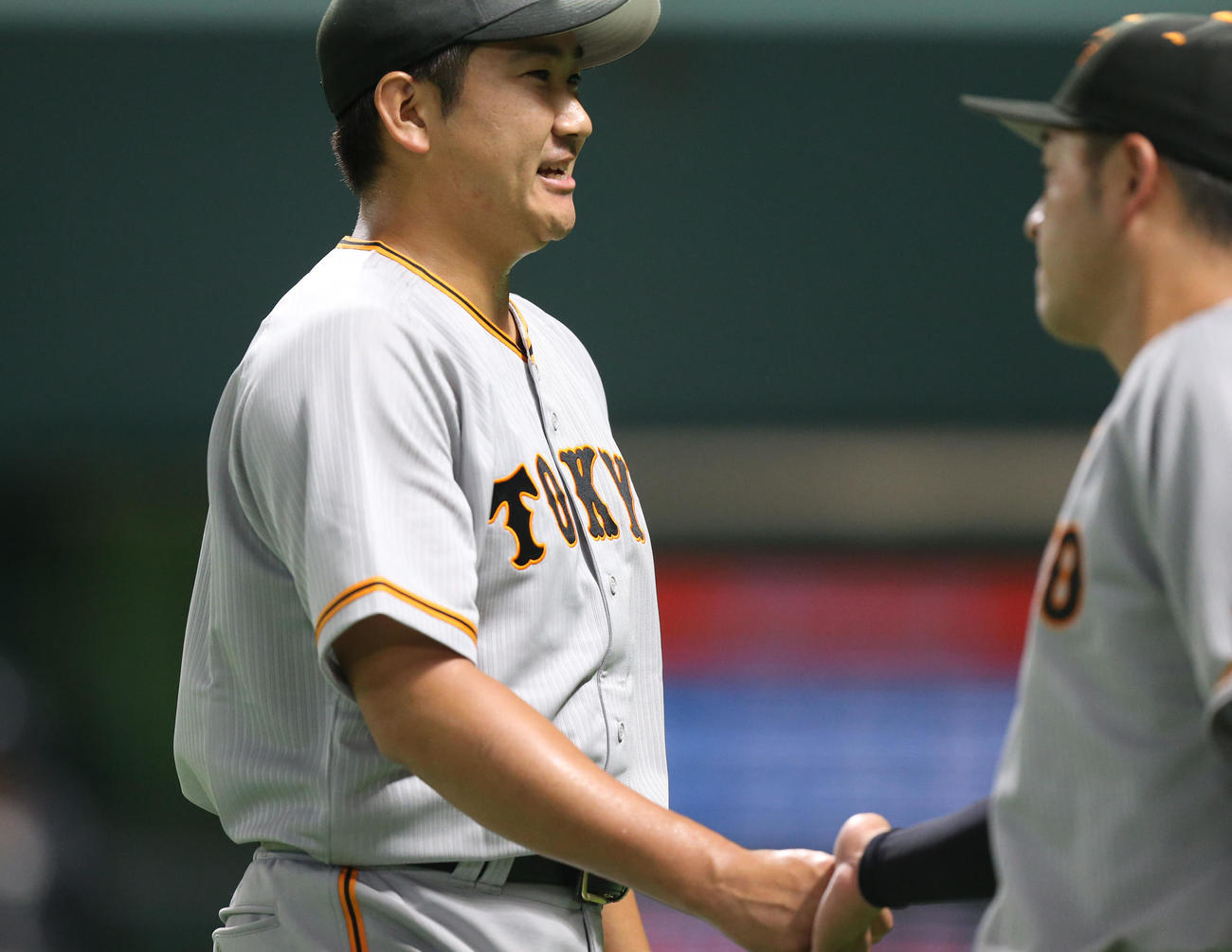 ソフトバンク対巨人　5回を投げ終え笑顔でベンチへ引き揚げる菅野（撮影・冨田成美）