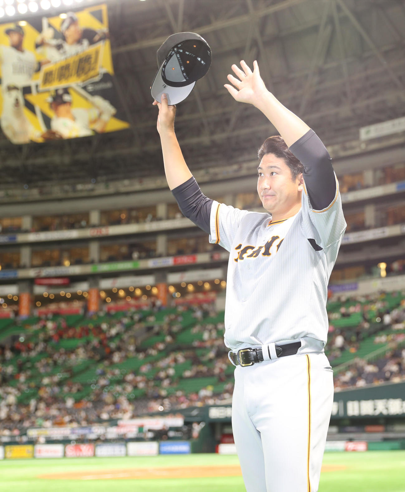 ソフトバンク対巨人　勝ち投手となった菅野はファンに向けてあいさつをする（撮影・冨田成美）