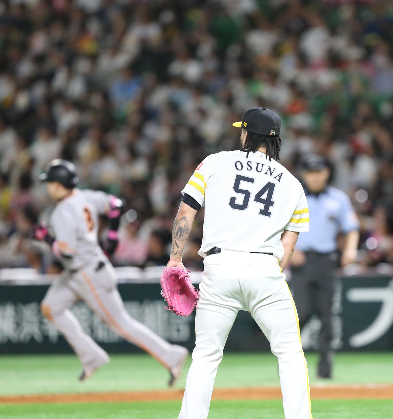 ソフトバンク対巨人　9回表巨人無死、オスナ(右)は丸に右越え本塁打を浴びる（撮影・冨田成美）
