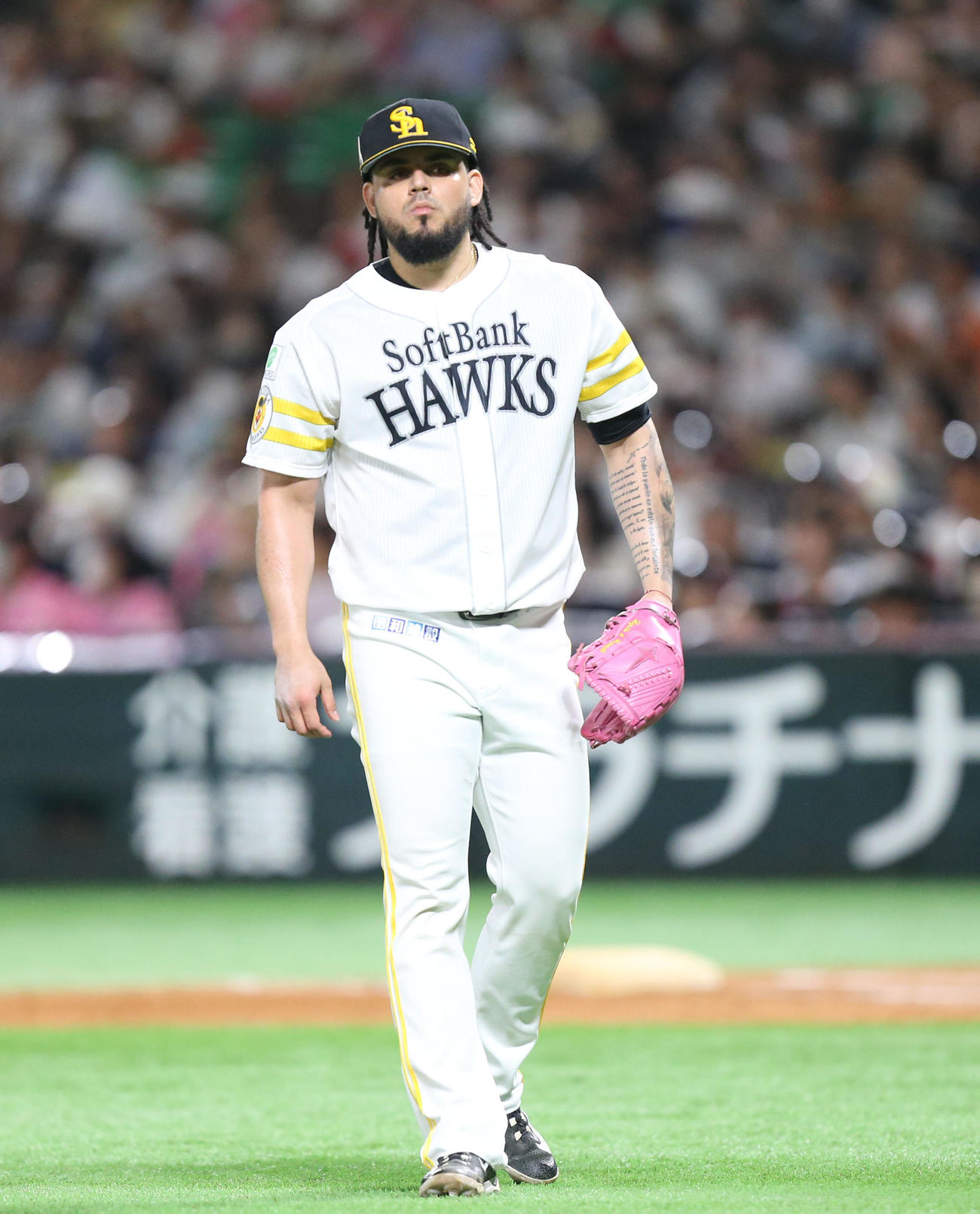 ソフトバンク対巨人　9回表巨人無死、オスナ(右)は丸に右越え本塁打を浴びる（撮影・冨田成美）