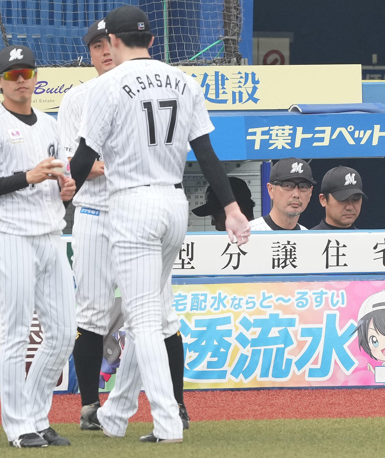 ロッテ対広島　5回表に2点を失い、ベンチへ戻るロッテ佐々木朗（左手前）を見る吉井監督（右から2人目）（撮影・鈴木みどり）