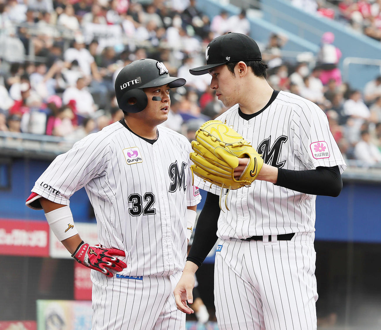 ロッテ対広島　投球練習中、ロッテ佐々木朗（右）は捕手佐藤と会話を交わす（撮影・足立雅史）