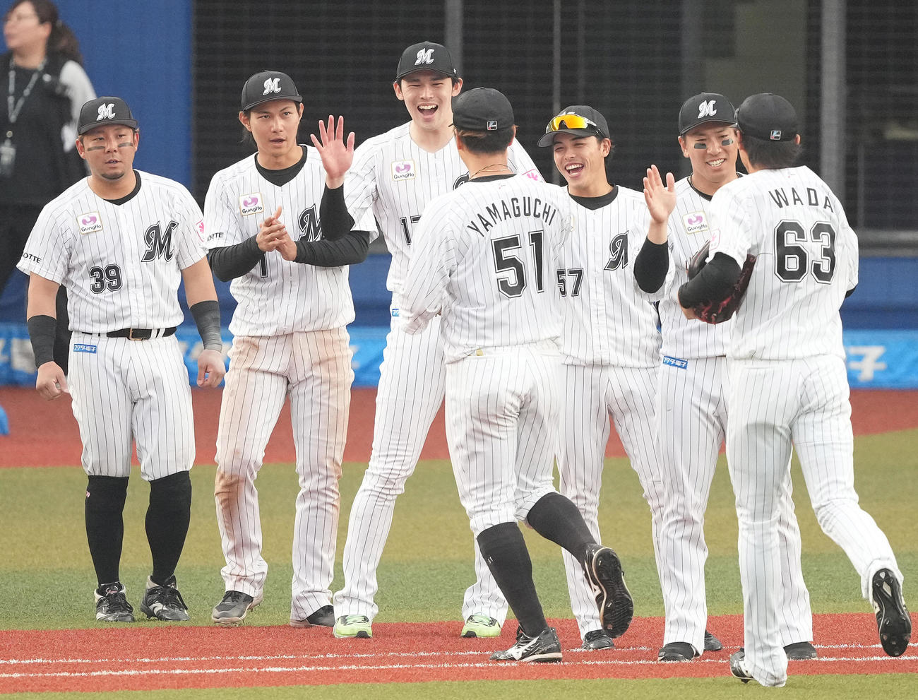 ロッテ対広島　広島に勝利し、笑顔でナインを迎えるロッテ佐々木朗（中央）（撮影・鈴木みどり）