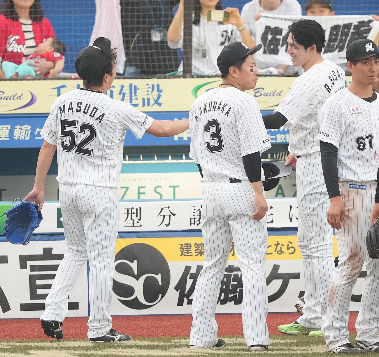 ロッテ対広島　勝利投手のロッテ佐々木朗（右奥）は益田からウイニングボールを受け取る（撮影・鈴木みどり）