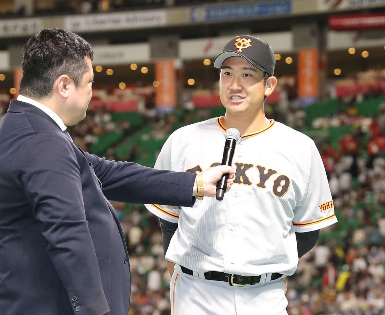 ソフトバンク対巨人　勝ち投手となった菅野はインタビューを受ける（撮影・冨田成美）