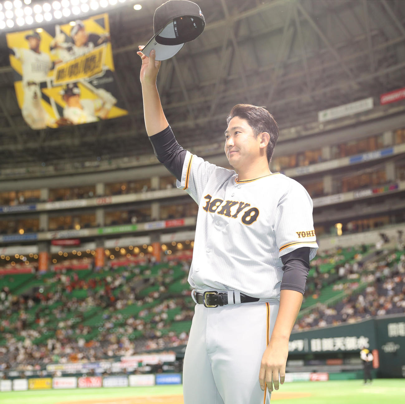 ソフトバンク対巨人　勝ち投手となった菅野はファンに向けて挨拶をする（撮影・冨田成美）