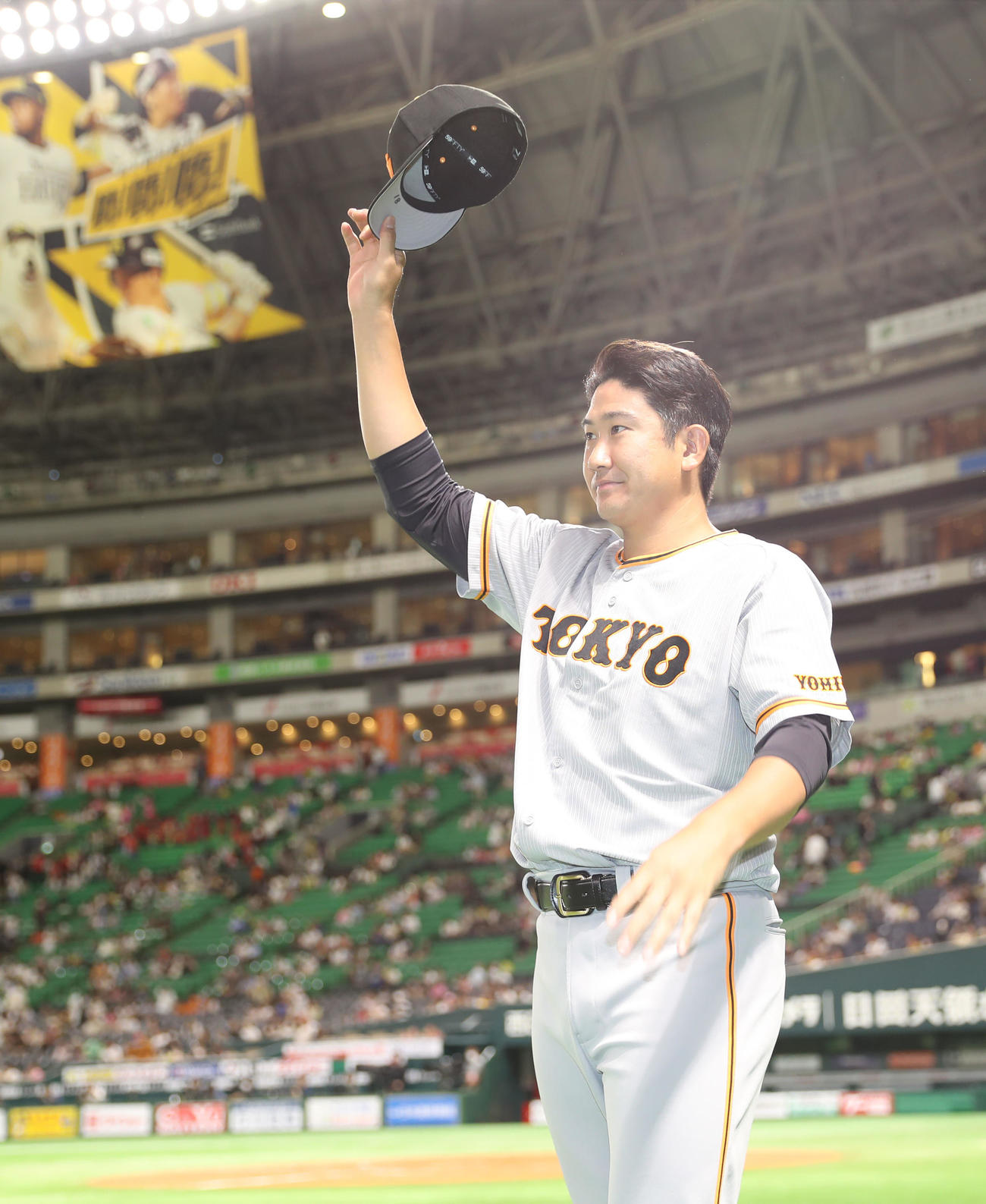 ソフトバンク対巨人　勝ち投手となった菅野はファンに向けて挨拶をする（撮影・冨田成美）