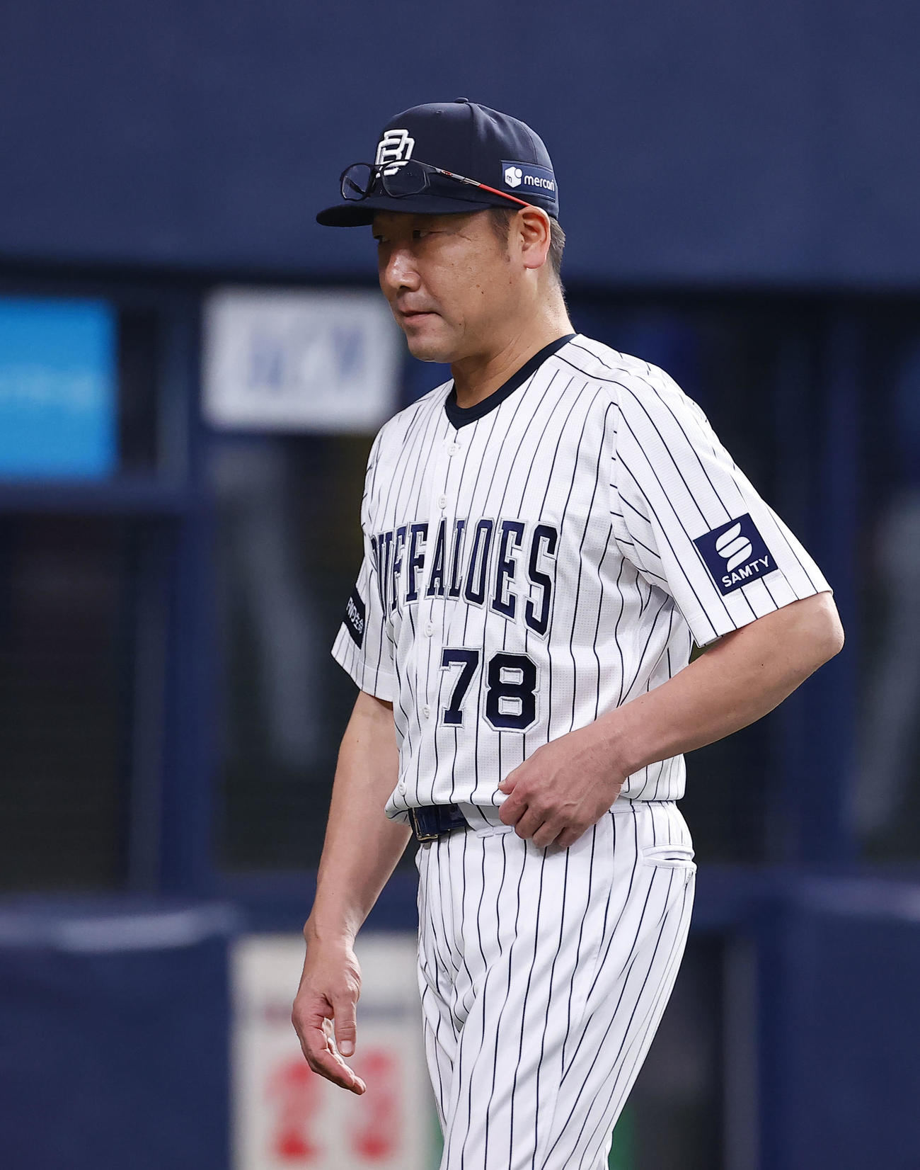 オリックス対DeNA 8回交代を告げベンチに戻るオリックス中嶋監督（撮影・藤尾明華）