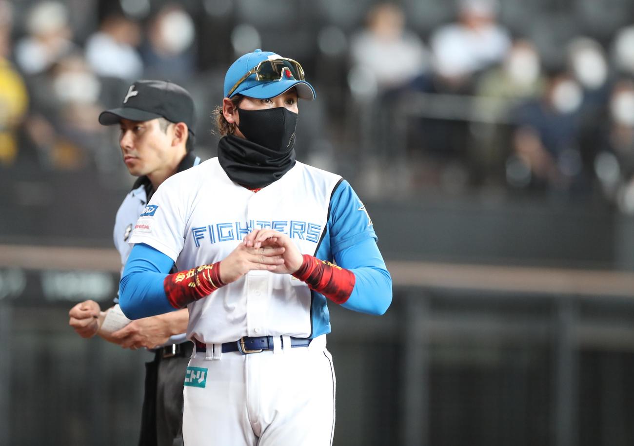 日本ハム対阪神　投手交代を告げる新庄監督（撮影・黒川智章）