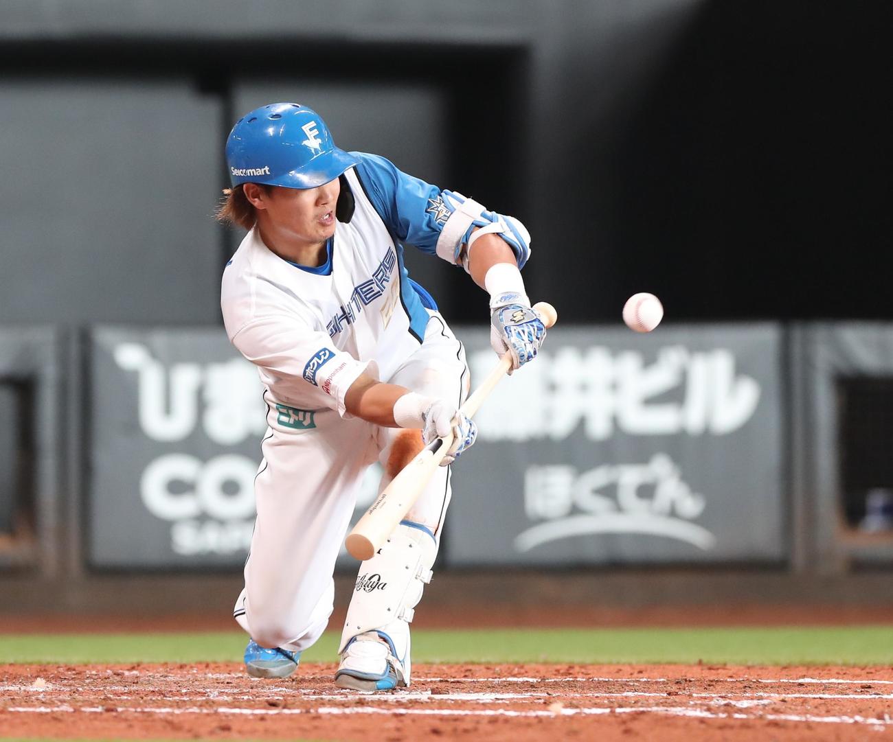 日本ハム対阪神　3回裏日本ハム無死一、二塁、バントするも投飛になる郡（撮影・黒川智章）
