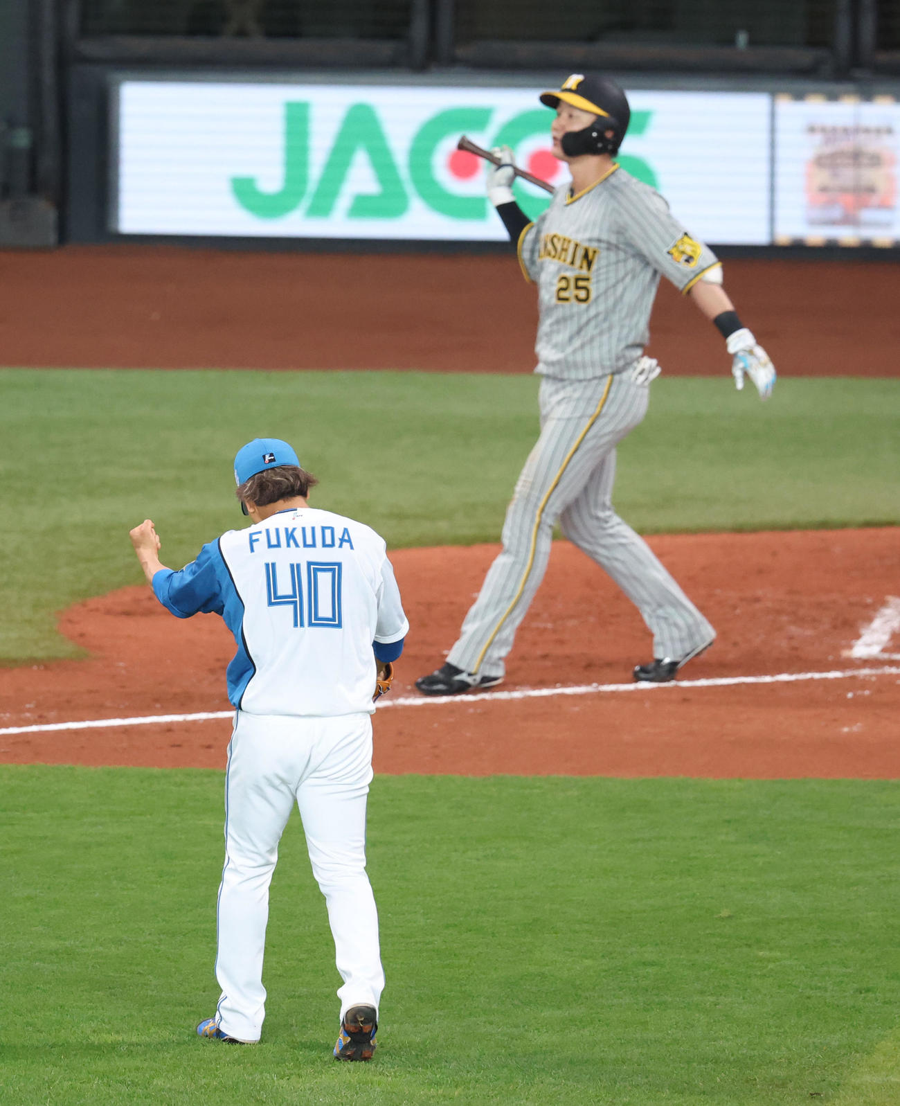 日本ハム対阪神　5回表阪神2死満塁、渡辺諒を三振にとりガッツポーズをする福田俊（撮影・佐藤翔太）