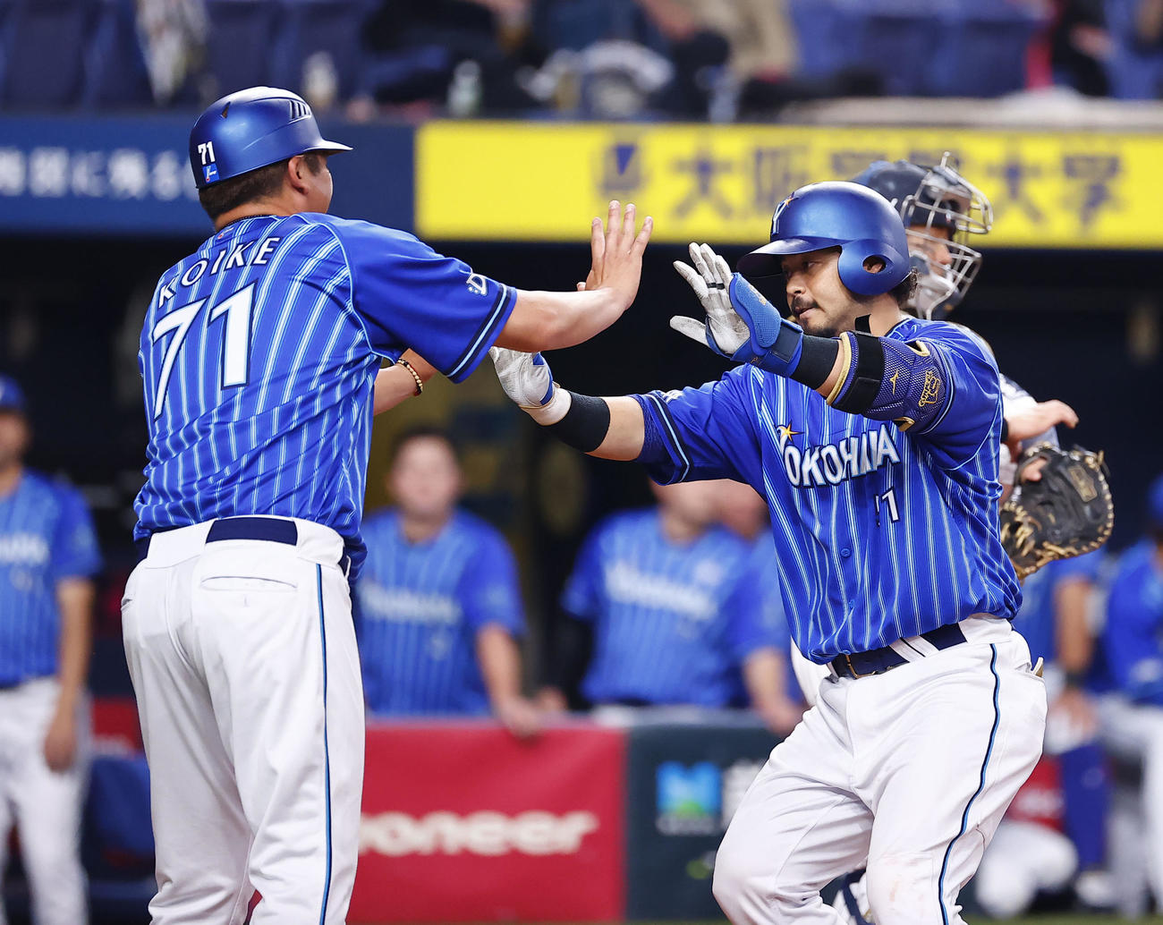 オリックス対DeNA 5回表DeNA2死、左越えソロ本塁打を放ち生還する宮崎（撮影・藤尾明華）