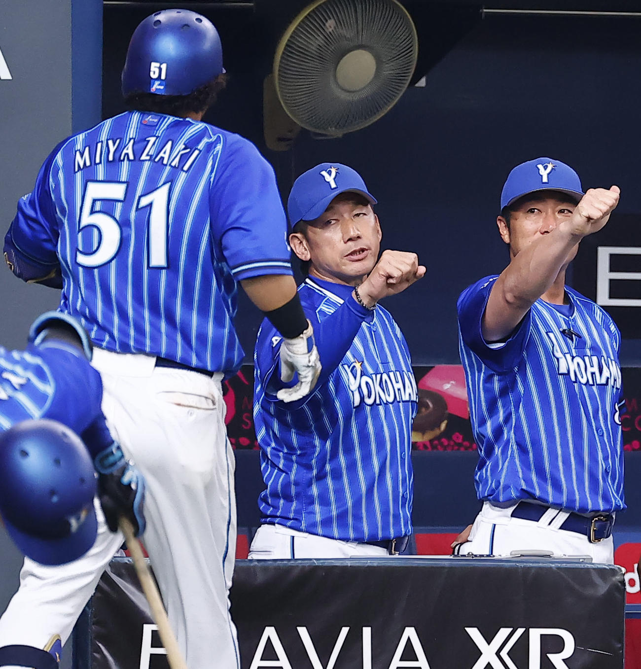 オリックス対DeNA 5回表DeNA2死、左越えに本塁打を放った宮崎を出迎える三浦監督（撮影・藤尾明華）