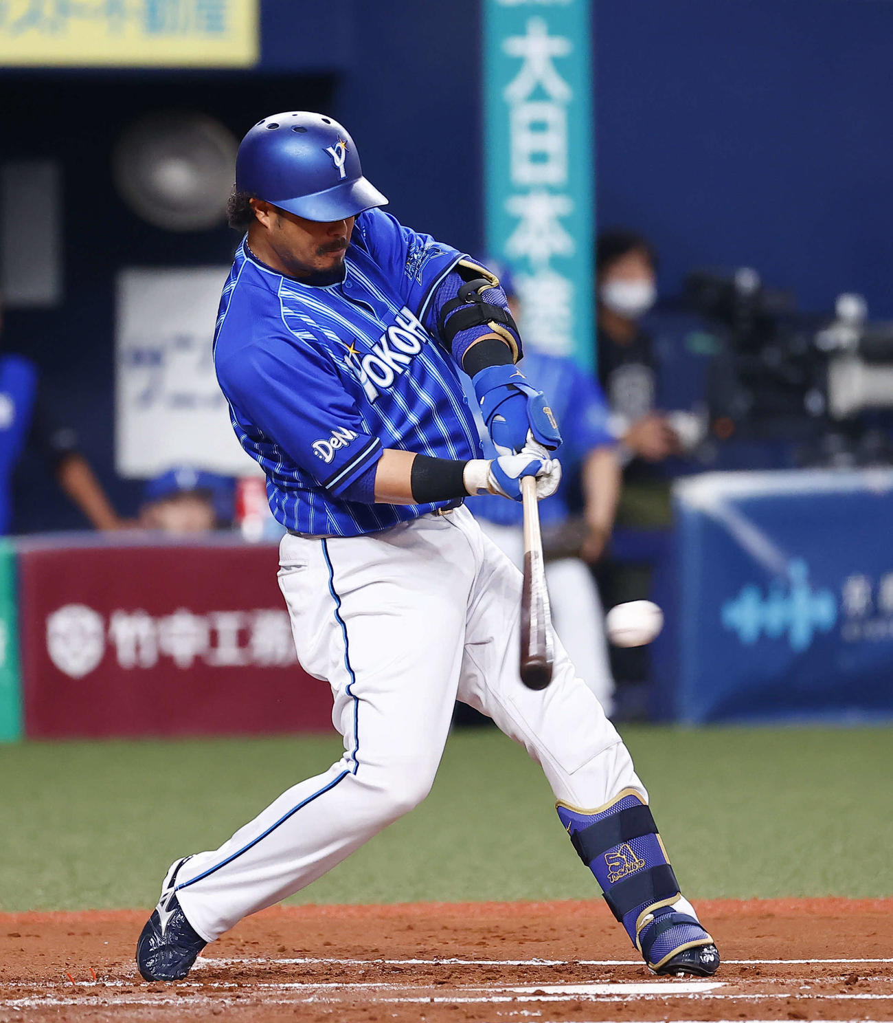 オリックス対DeNA 1回表DeNA1死満塁、宮崎が中越えに走者一掃の適時二塁打を放つ（撮影・藤尾明華）