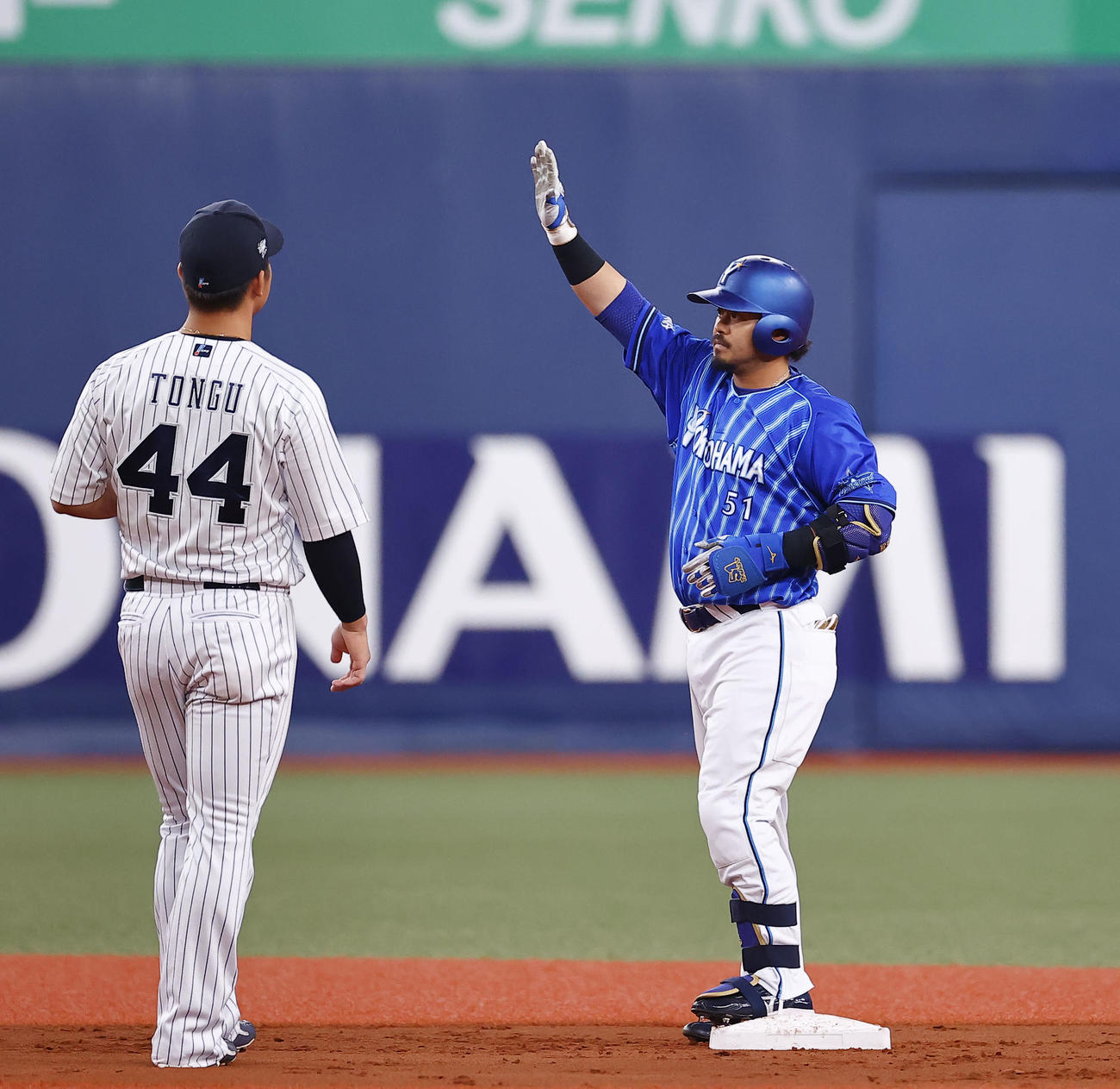 オリックス対DeNA 1回表DeNA1死満塁、走者一掃の適時二塁打を放ちポーズをとる宮崎（撮影・藤尾明華）