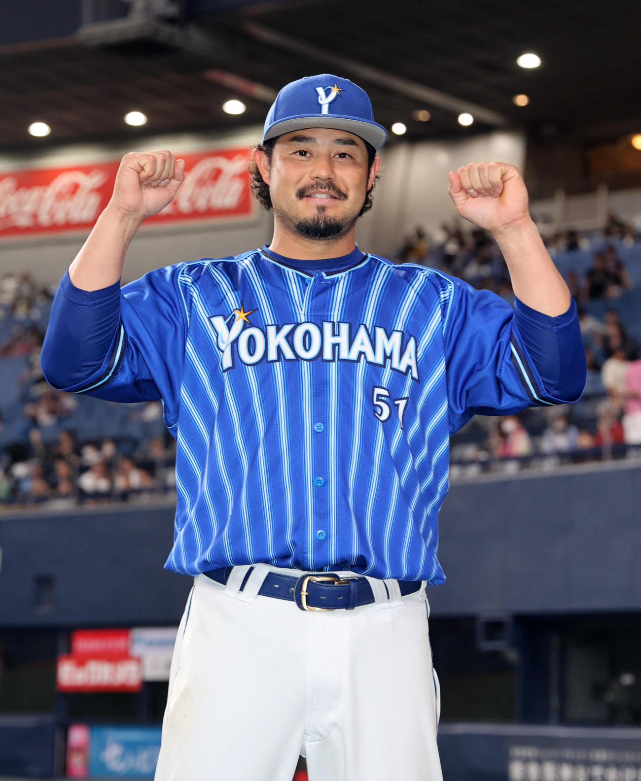 オリックス対DeNA　オリックスに勝利し、ポーズをとるDeNA宮崎（撮影・藤尾明華）