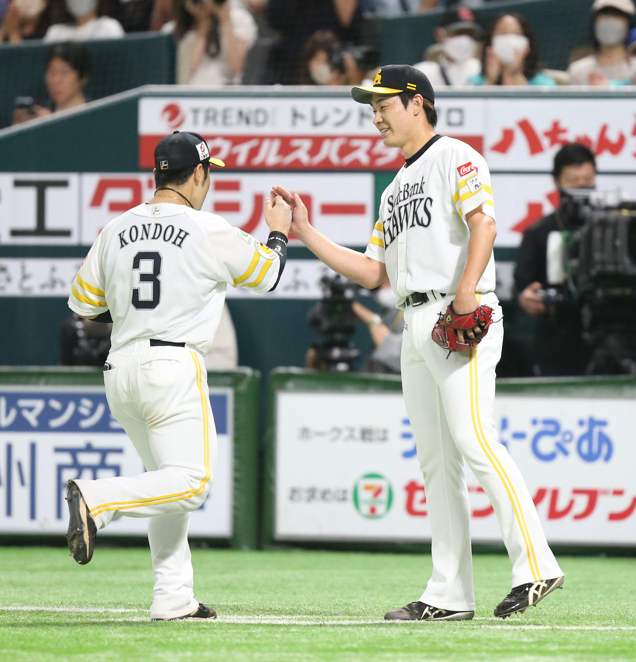 ソフトバンク対巨人　6回を無失点に抑え近藤(左)と笑顔でタッチをする武田（撮影・冨田成美）