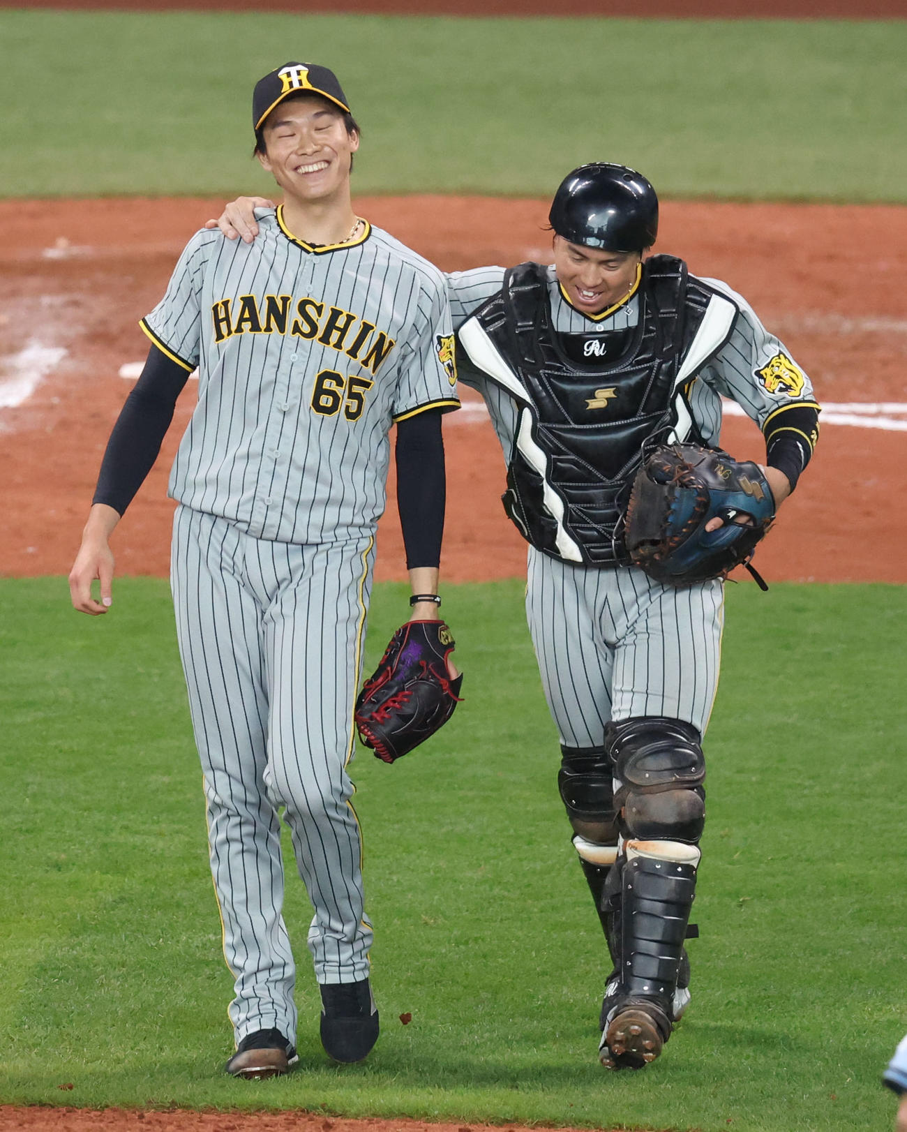 日本ハム対阪神　日本ハムに勝利し喜び合う阪神湯浅（左）と梅野（撮影・佐藤翔太）